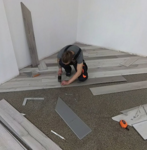 Укладка ПВХ плитки по диагонали клеевая